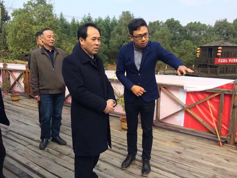 喻立平参观民宿,方铭讲解.jpg 喻立平参观民宿,方铭讲解.jpg